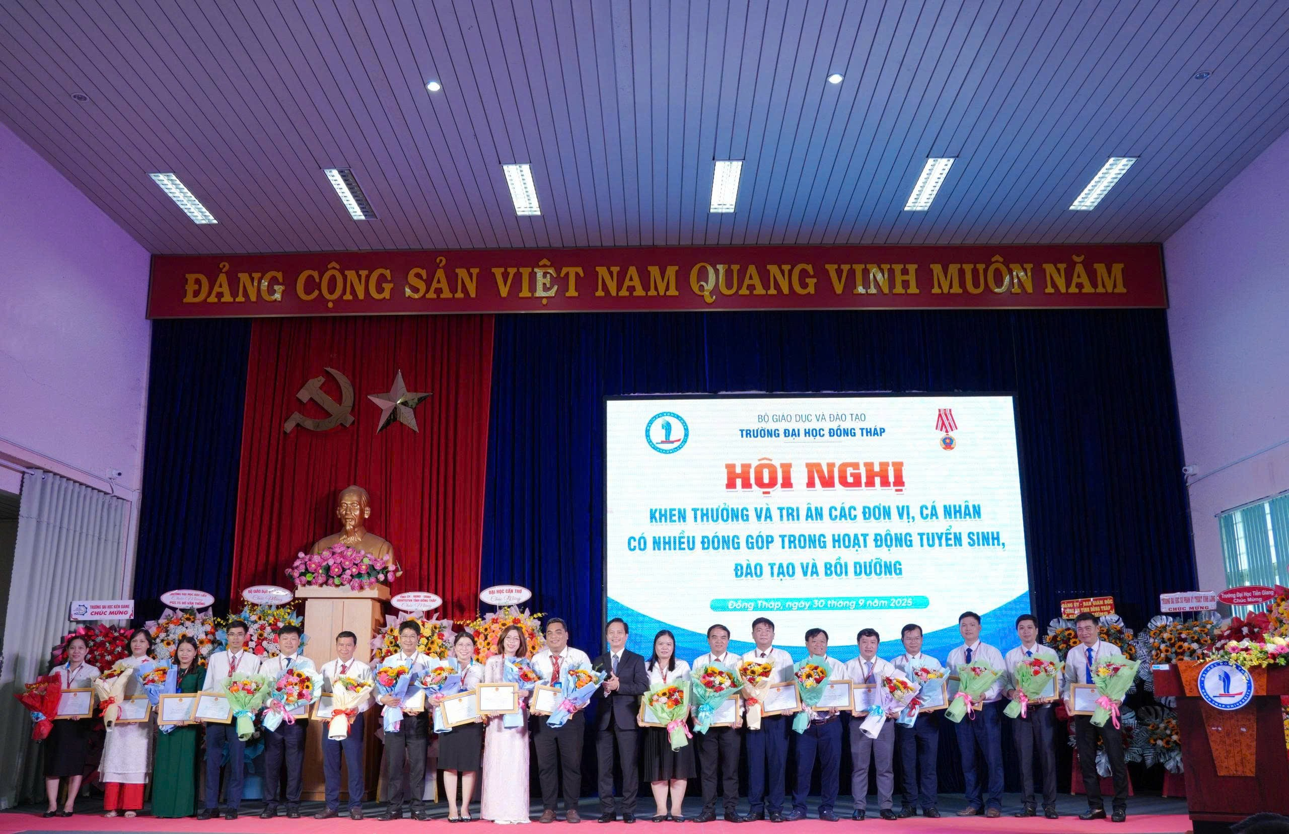 HIỆU TRƯỞNG TRƯỜNG ĐẠI HỌC ĐỒNG THÁP TRAO TẶNG GIẤY KHEN CHO CÁC ĐƠN VỊ CÓ NHIỀU ĐÓNG GÓP TRONG CÔNG TÁC TUYỂN SINH,  ĐÀO TẠO VÀ BỒI DƯỠNG
